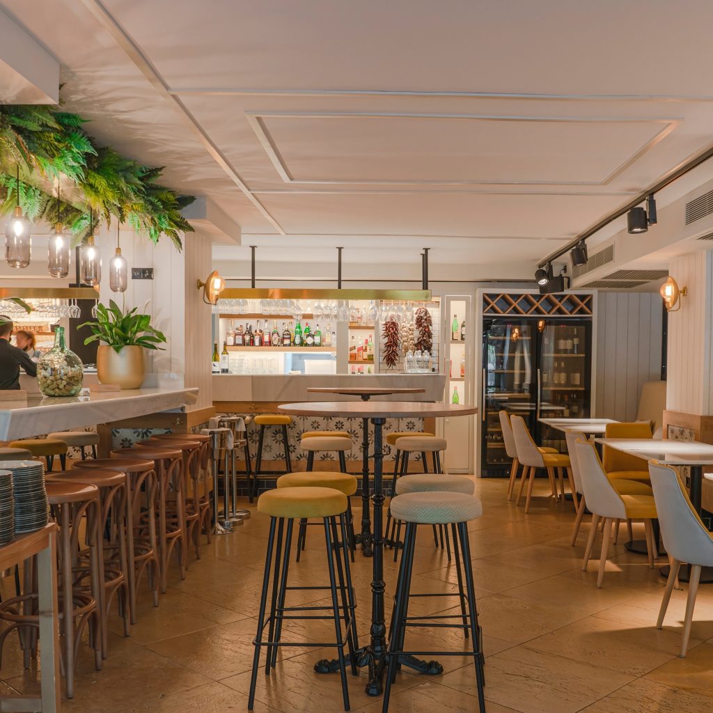 Sala principal con mesas altas y taburetes en restaurante de Palma