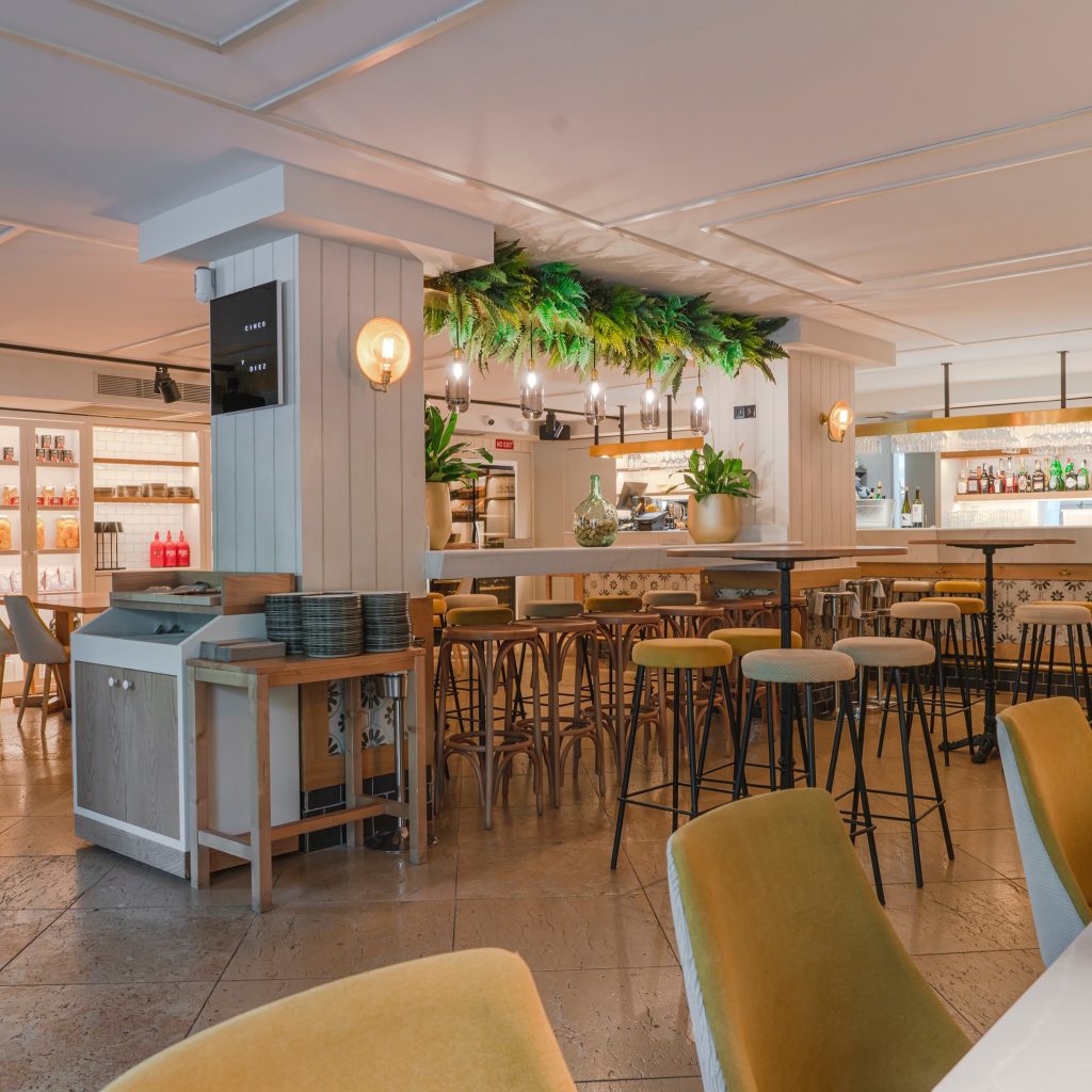 Detalle de barra y mobiliario en madera en restaurante de Palma