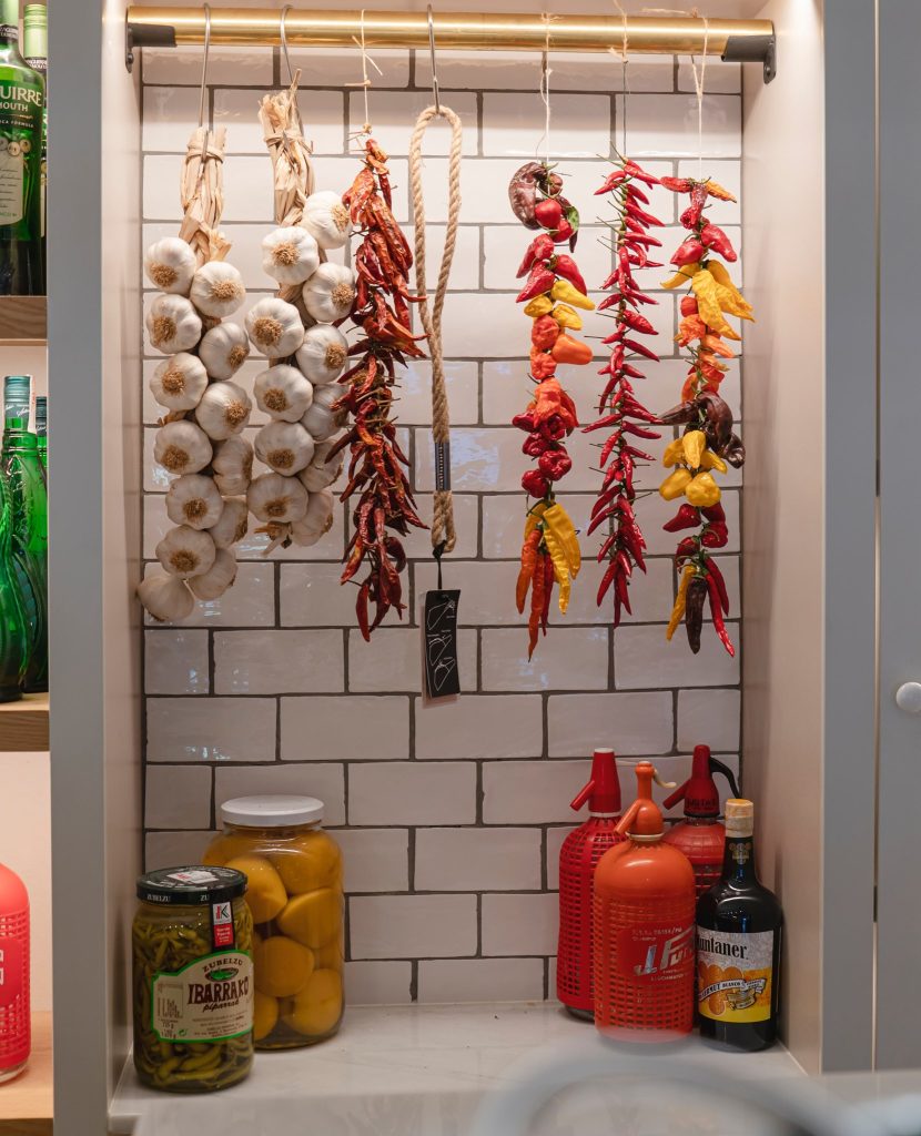Ajos y pimientos secos colgados como decoración en restaurante de Palma