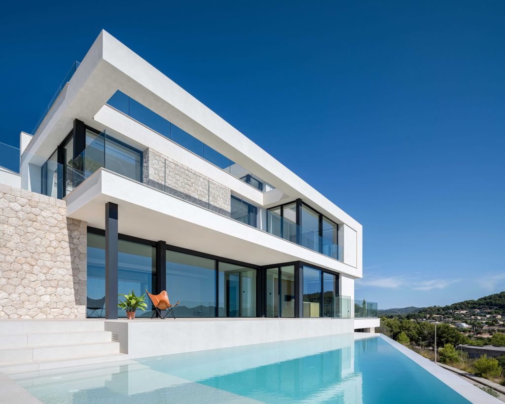 Terraza con piscina infinity y vistas panorámicas en vivienda contemporánea en Son Servera Mallorca