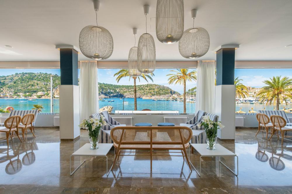 Lobby del hotel en Sóller con vistas panorámicas al puerto diseñado por Kika Sagristà